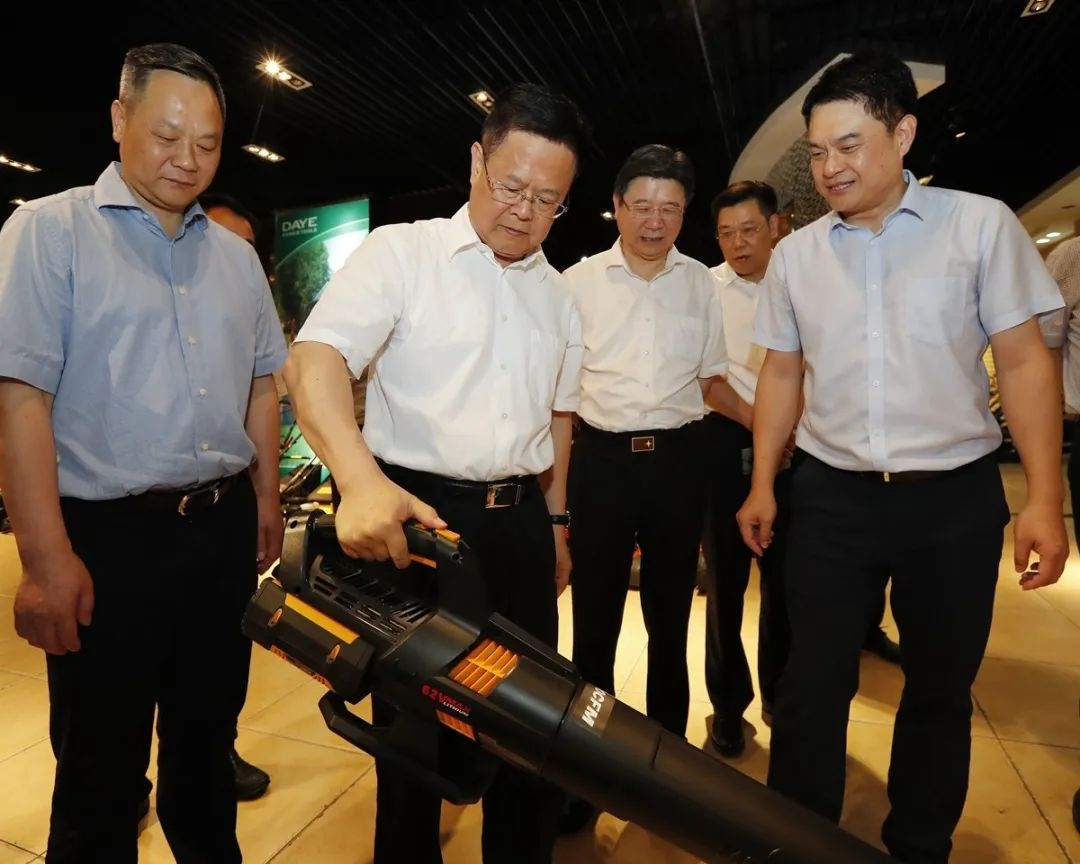 省委副书记、宁波市委书记郑栅洁调研宁波大叶园林设备股份有限公司